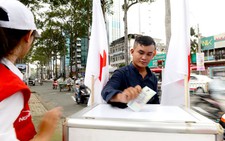 Người Sài Gòn ra đường mời chia sẻ cùng bà con vùng lũ