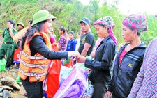 Quỹ từ thiện Kim Oanh chia sẻ với người dân vùng lũ Quảng Bình