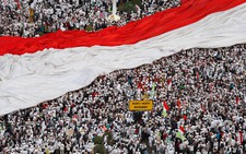 Người biểu tình Indonesia ném đá, phá rào