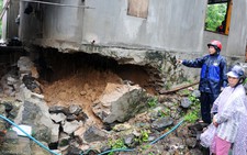 Sạt lở Quốc lộ 1A ở Phú Yên, nhiều nhà dân toác móng