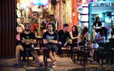 Cấm quán bar mở cửa quá 12g đêm: du khách nói gì?
