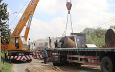 Cuộn sắt hơn chục tấn đè bẹp đầu xe, cầu Phú Mỹ kẹt cứng
