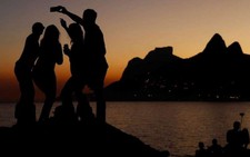 Viết 'tự sướng', 'lộ hàng' làm vẩn đục hay phát triển tiếng Việt?