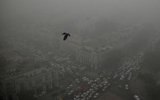 Rùng mình cảnh thủ đô Ấn Độ tối đen vì ô nhiễm nặng