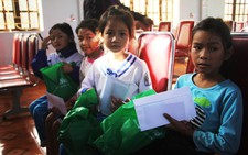 Khó khăn sau lũ không ngăn bước em đến trường