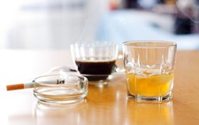 ​Không nên uống rượu cùng với đồ uống có cafein