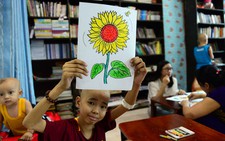 Bệnh nhi ung thư viết lên ước mơ cho chính mình