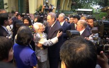 Đại tướng Võ Nguyên Giáp tiếp Chủ tịch Fidel Castro tại nhà riêng năm 2003