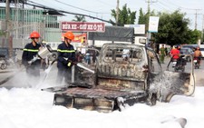 ​Xe tải chở cồn cháy giữa quốc lộ