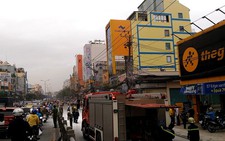 Cáp viễn thông cháy ngùn ngụt, người đi đường hoảng loạn