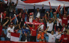 Thẻ đỏ cho người ném vỡ kính xe chở đội Indonesia