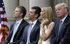 Con ông Trump lập quỹ bằng quyền chụp hình với Tổng thống mới?