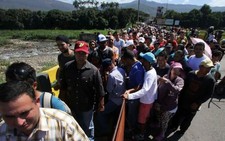 Dân Venezuela ồ ạt sang Colombia mua hàng