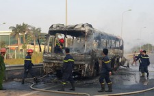 ​Xe khách bốc cháy khi đang chạy trên đại lộ Thăng Long