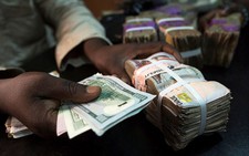 Nigeria loại 50.000 công chức 