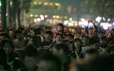 Không pháo hoa, Sài Gòn, Hà Nội vẫn chật kín người chờ giao thừa
