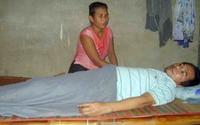 Không tiền phẫu thuật, người đàn ông nằm liệt giường