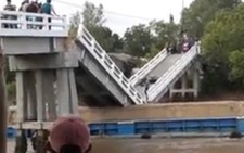 Sà lan húc sập cầu ở Cà Mau, 3 người bị thương nặng