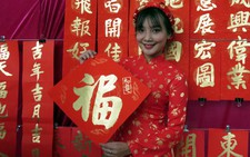 Thư pháp gia người Hoa viết chữ từ thiện mùa Tết Nguyên đán