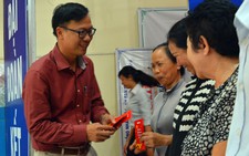 ​Tuổi Trẻ trao 200 phần quà cho người nghèo quận Tân Phú