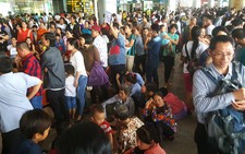 Đông nghẹt tại sảnh đón sân bay quốc tế Tân Sơn Nhất