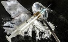 Bắt tên trộm xe máy 'ngáo đá' leo lên mái nhà dân