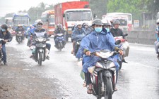 Người miền Tây lại đội mưa về Sài Gòn sau nghỉ tết