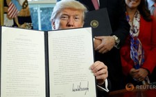 ​Ông Trump muốn xem xét lại các quy định của ngân hàng Mỹ