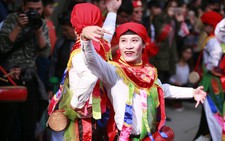 ​Về Triều Khúc xem “Con đĩ đánh Bồng”