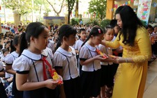 Lì xì cho học sinh trở lại trường sau tết
