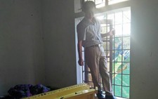 Người đàn ông chết tại UBND xã do treo cổ bằng dây cột giày