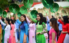 ​Mặc áo dài tùy điều kiện, môi trường làm việc