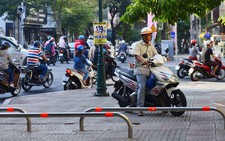 Chạy xe máy lên vỉa hè, lỗi không hoàn toàn ở người dân