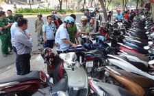 Kiểm tra, xử phạt nạn lấn chiếm vỉa hè tại khu phố Tây