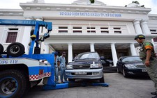 Cẩu xe đậu bừa, đập tường công sở lấn vỉa hè