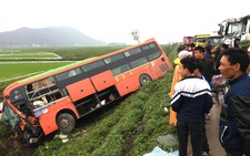Xe giường nằm lật xuống ruộng sau cú tông xe tải