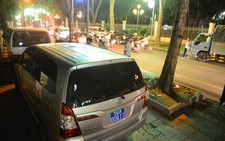 Quận 1: Cẩu 2 xe biển xanh trước quán nhậu về đồn