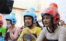 Tặng mũ bảo hiểm thiết kế riêng cho phụ nữ dân tộc Thái