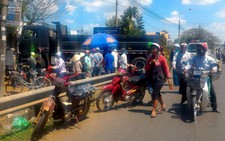 Xe máy va chạm xe ben, mẹ chết, con bị thương