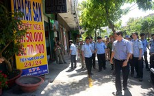 Phó chủ tịch quận Phú Nhuận ra đường, dân tự tháo biển hiệu