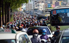 Kẹt xe kinh hoàng trên đường Nguyễn Hữu Cảnh