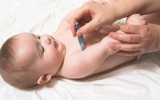 ​Lau mát hạ sốt cho trẻ tại nhà