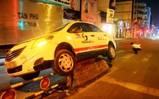 Tài xế ngủ gật, taxi nát đầu vì trèo dải phân cách