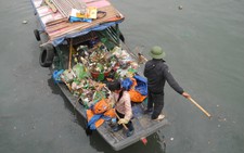 Vịnh Hạ Long mỗi ngày vớt 2 tấn rác ven bờ