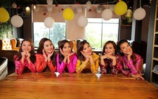'8-3 mua hoa tặng mẹ, không cần đợi đàn ông'