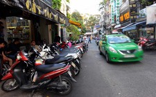 Hàng quán, xe hơi... né đường lớn, tràn vô hẻm