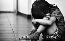 ​Bảo vệ trẻ khỏi bị lạm dụng bằng lời thủ thỉ của mẹ
