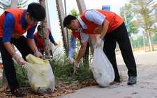 Người Nhật nhặt rác cùng thanh niên Việt Nam