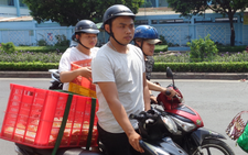 Anh bảo vệ mua cơm cho người nghèo