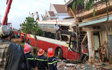 Hai xe khách đụng nhau do xe Thành Bưởi đi sai đường